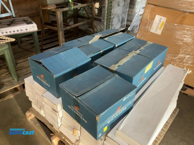 Lot 2-76382 - Lot of (6) boxes of Wicanders style: cork essential terra luxury all natural cork flooring