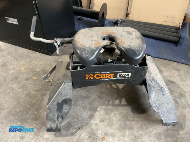 Lot 2-53608 - Curt Q24 5th Wheel Hitch(DOBSON)