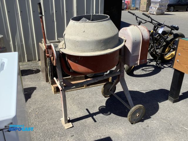 Lot 2-76680 - Centeral machinery 3-1/2 cubic foot cement mixer 110vac 60Hz 15” drum opening