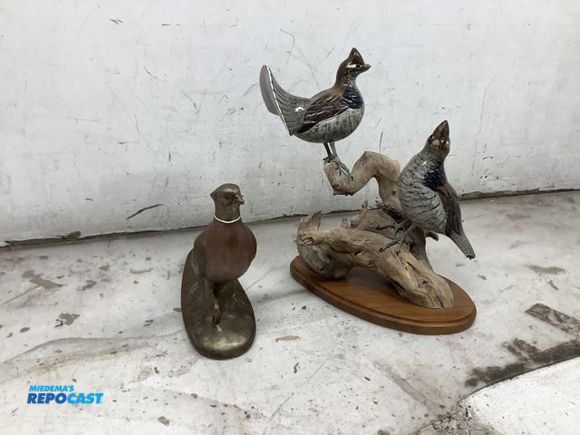 Lot 2-18405 - Lot of (2) bird statues with standing bases household decor in black insulated cooler