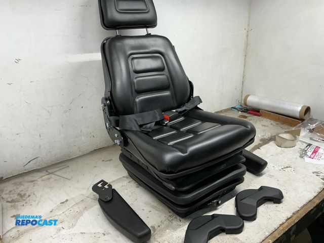 Lot 2-69662 - VEVOR forklift seat