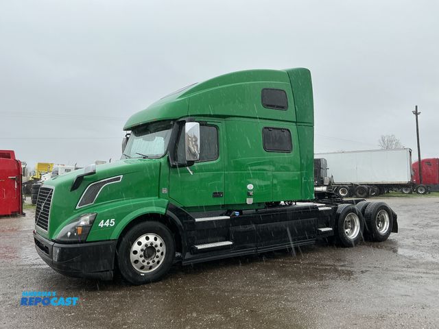 Lot 2-11623 - 2013 Volvo VN Semi Truck