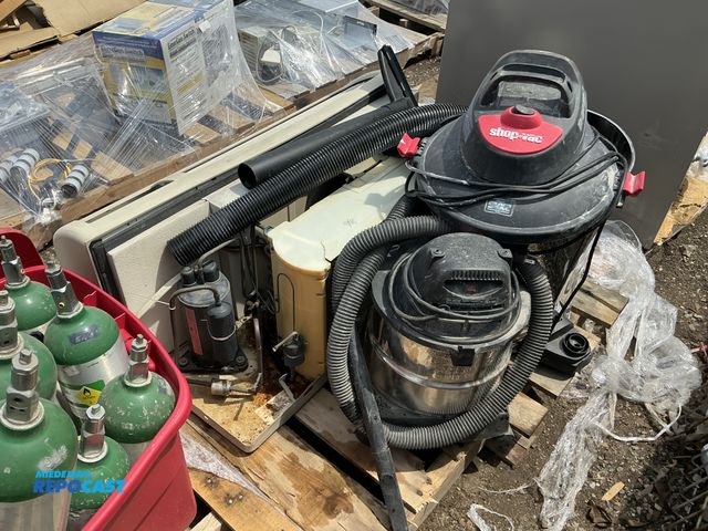 Lot 2-10092 - Skid lot of 2 shop vaca and an air conditioner/heater