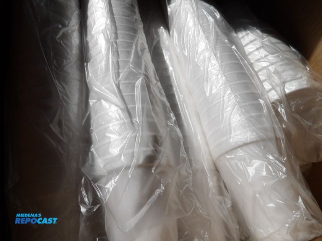 Lot 2-53035 - lot of (1000) Foam Cups - 8oz capacity