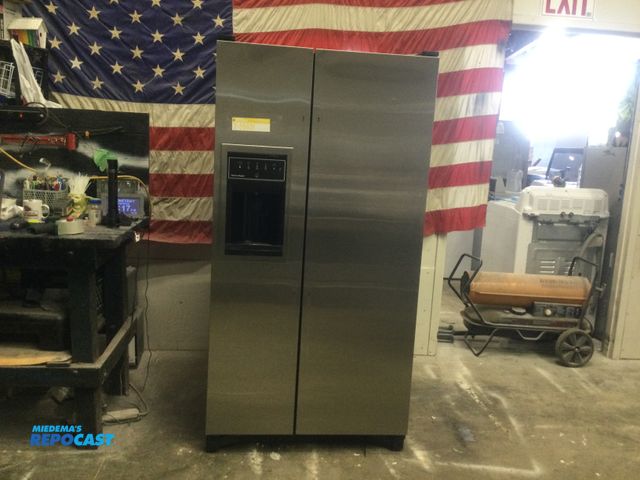 Lot 2-56631 - Fisher&amp;Paykel side by side Refrigerator/Freezer in door ice and water
beverage chiller
humidity ...