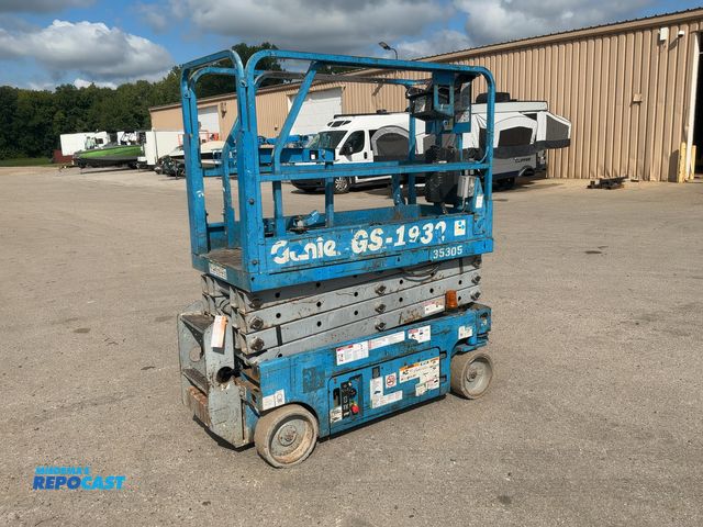 Lot 2-40529 - 2005 Genie GS-1932 Scissor Lift