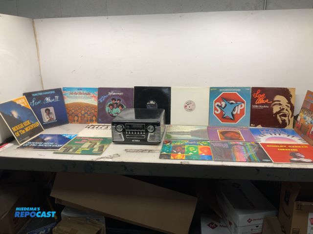 Lot 2-73415 - Victrola V50-200 Record Player