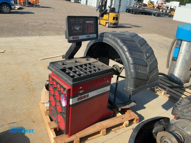 Lot 2-20904 - Coats 1400 2D Wheel Balancer, Direct Drive, 220 volt Single Phase, Part No. 80014002D, comes with as...