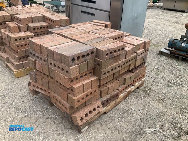 Lot 2-27486 - Pallet of red bricks