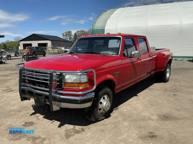 Lot 2-90124 - 1996 Ford F350 XLT Crew Cab DRW 2WD Crew Cab Long Box Pickup Truck RWD