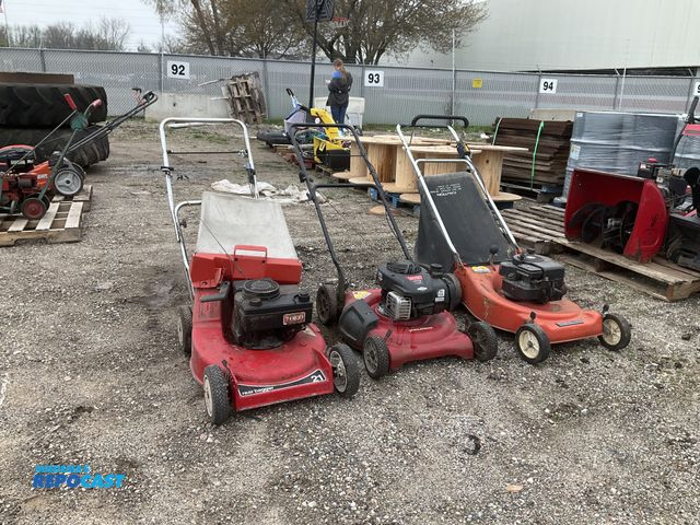 Lot 2-93720 - . . Lot of (3) mowers including a Murray 21” serial#1602265470188 mower, Montgomery ward model#TMO 3...