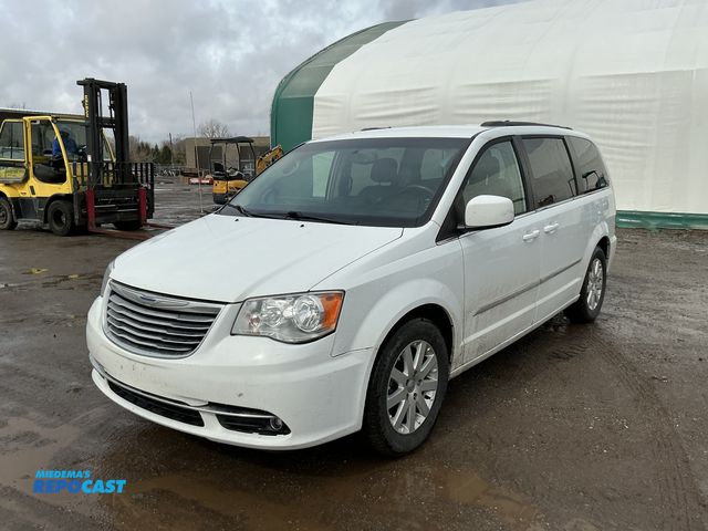 Lot 2-70014 - 2015 Chrysler Town &amp; Country Touring Mini Van FWD