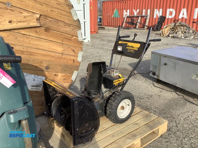 Lot 2-92593 - 1 Quality pro 31BE642F206 Plow 2 stage snow blower- 8 horse power with headlight, 26”
