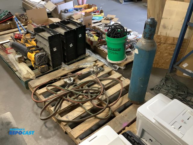Lot 2-75102 - Torch set, includes a oxygen compressed UN1072 35” TALL tank, hoses, (2) Harris gas regulators, and ...