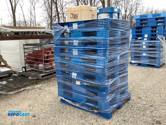 Lot 2-15550 - 10 Plastic Stackable skids