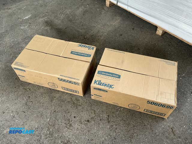 Lot 2-64353 - 2 x 50606 paper towel roll cases