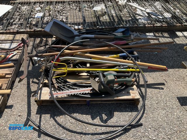 Lot 2-99327 - asst. of (18) garden/greenhouse tools