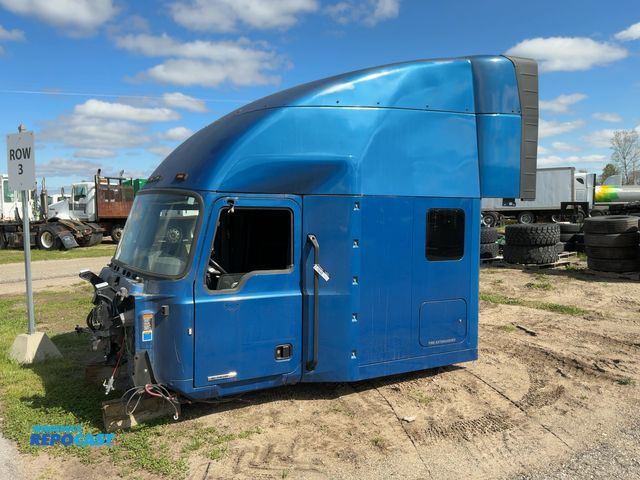Lot 2-12945 - 2020 Mack Anthem Semi Truck Cab with Sleeper, Mid Roof Sleeper with Bunk Beds, Missing Seats, One Sl...