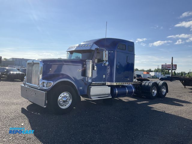 Lot 2-11330 - 2000 International 9900ix Semi Truck
