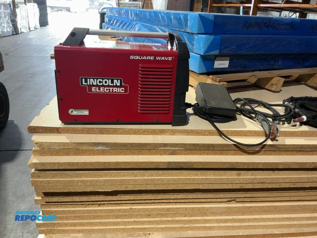 Lot 2-22600 - Lincoln Electric Square Wave® TIG 200 TIG Welder