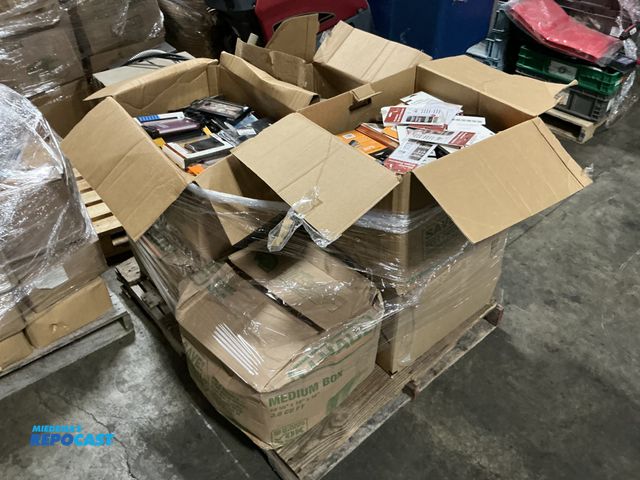 Lot 2-18434 - 1000+ Phone screen protectors and phone cases