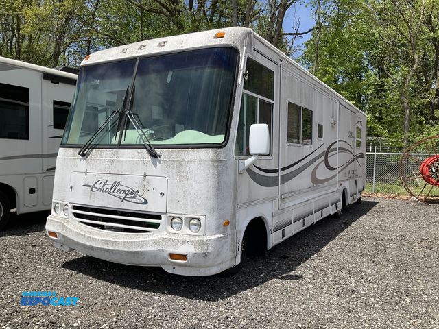 Lot 2-61173 - 2000 DAMON CORPORATION CHALLENGER M-330 Class A Motorhome RWD