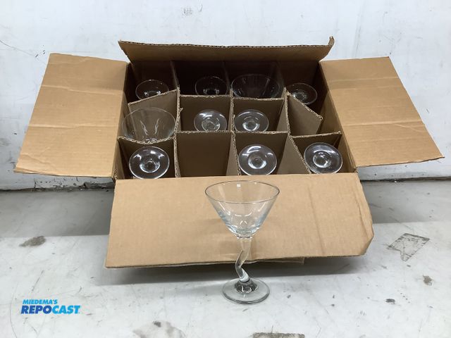 Lot 2-76981 - Lot of (11) libbey 9 1/4oz Z-stem martini glasses #37799