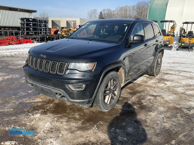 Lot 2-40933 - 2016 Jeep Grand Cherokee Laredo SUV 4x4