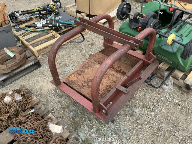 Lot 2-69368 - 3 point dirt scoop