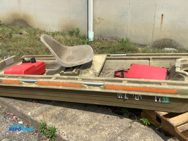 Lot 2-64387 - Bass tracker boat with 1 seat and fuel tank and life jacket. Not motor powered