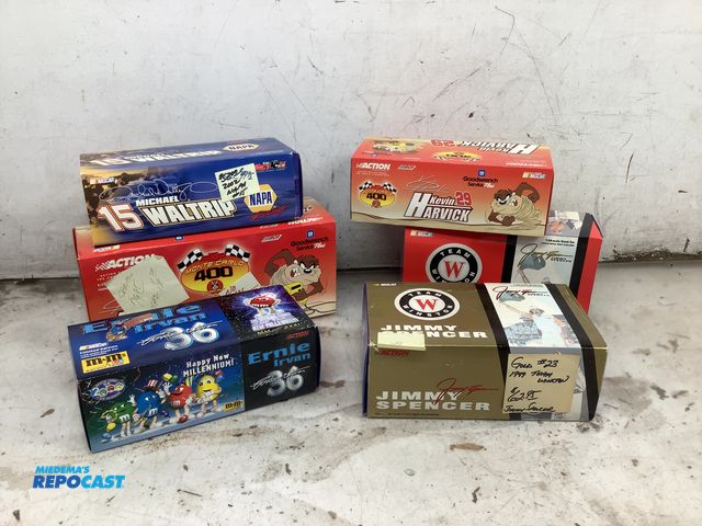 Lot 2-26293 - Lot of collectibles including (5) 1:24 scale cars and a 1:18 scale car