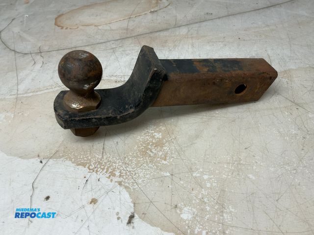 Lot 2-33073 - reese truck hitch receiver with a removable two inch ball