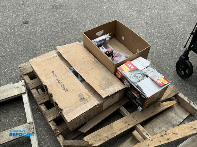 Lot 2-13109 - Lot of (4) black key entry door knobs, a Skil 13A circular saw, and (3) Weize 9000LBS stabilizer jac...