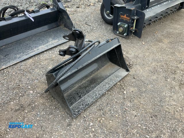 Lot 2-31768 - GIYI 3T Hydraulic Tilt Bucket Mini Excavator Attachment 32” Hydraulic Powered
