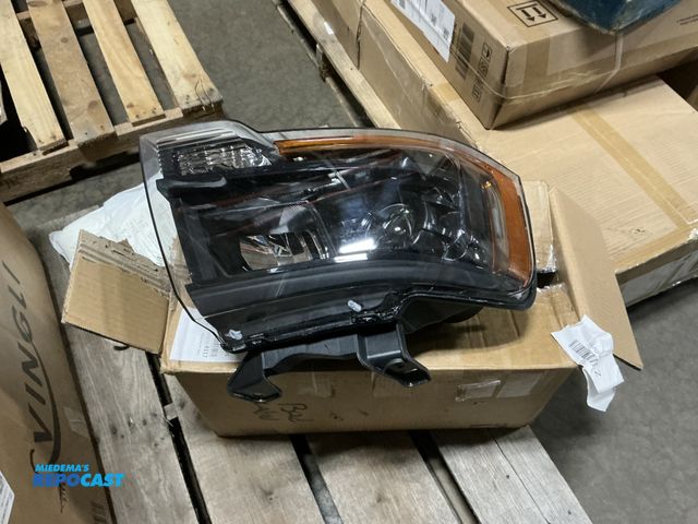 Lot 2-74185 - Passenger Side Halogen Headlight for 2015-2017 Expedition #FO2503334