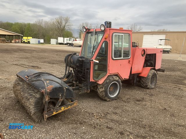 Repocast.com - Lot 2-43651 - Trackless Vehicles Limited 1979 4WD Sweeper