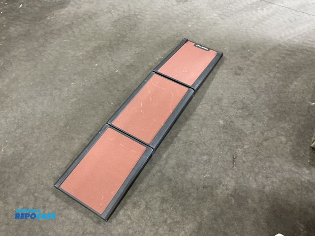 Lot 2-93651 - Pet Gear 16" w Pet ramp