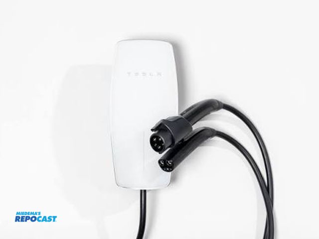 Lot 2-32409 - New Tesla Model 1734412-02-D Universal Wall Connector EV Charging Station
