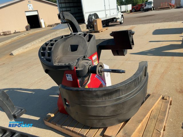 Lot 2-20903 - John Bean B1200P Wheel Balancer, Model EEWB567AP7, 115 Volt, comes with screen but not attached, whe...