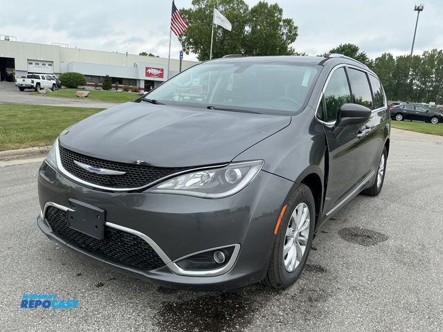 Lot 2-62615 - 2019 Chrysler Pacifica Touring Mini Van FWD