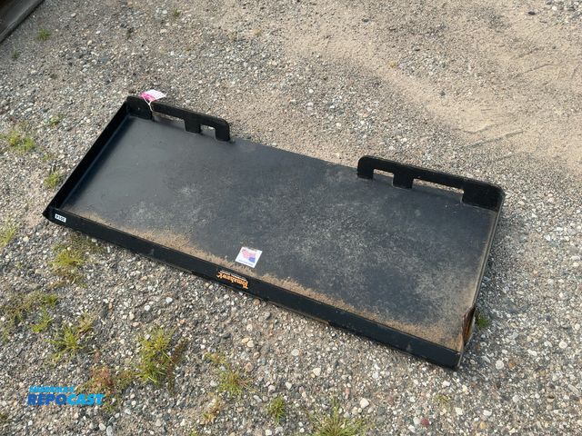 Lot 2-21276 - Tomahawk Universal Skid Steer Quick Attach Mounting Plate, one side edge dented in (3014-7)
