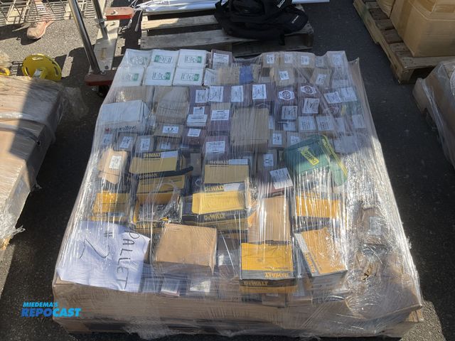 Lot 2-75131 - Pallet of Bolt hardware, all are #6,#8,#10, 3/8"x16 and some 5/16", bolts, nuts, fender washers, etc...