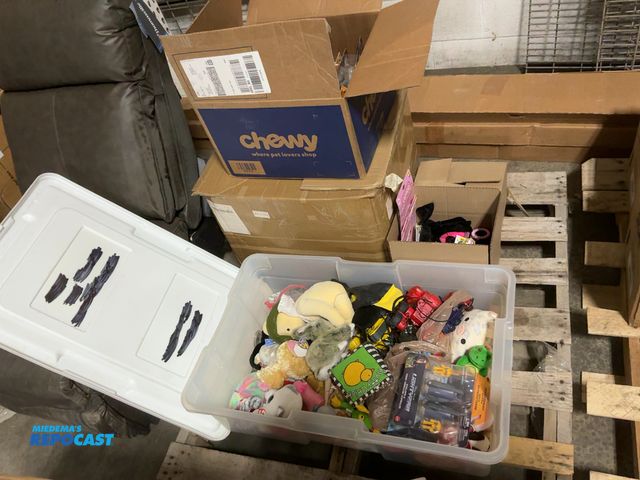 Lot 2-35832 - Skid lot Including Laptop Organizers, Stuffed Animals, Toys, Wallets, Bows, and Much More
