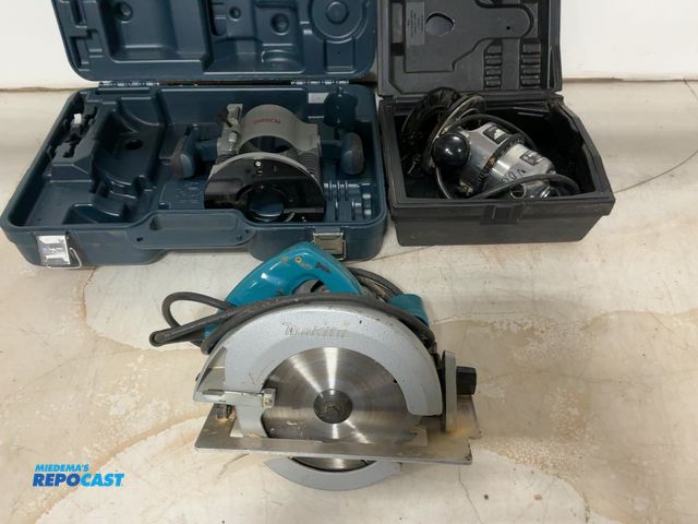 Lot 2-18605 - Lot of (3) tools including Makita circular saw, Bosch hand held router, and porter &amp; cable hand ...
