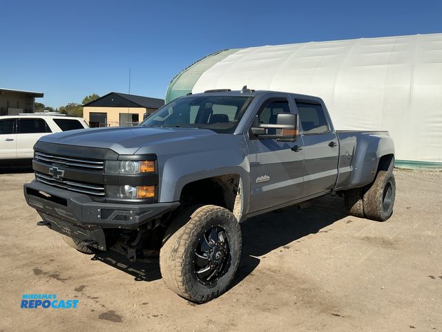 Lot 2-31694 - 2016 Chevrolet Silverado 3500HD High Country Crew Cab 4WD Crew Cab Long Box Pickup Truck 4x4