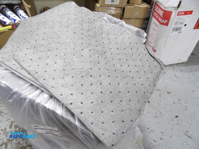 Lot 2-51021 - lot of 200 SPC brady absorbent pads, 15"x17", made in USA