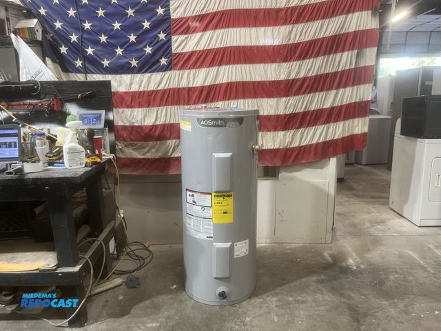 Lot 2-96990 - AO Smith signature 100 Hot water Heater electric 40 gallon