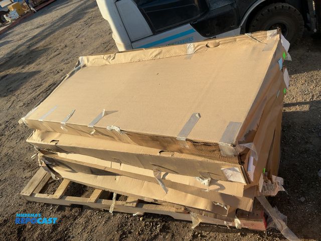 Lot 2-18806 - Lot of tonneau covers dodge dakota/raider 2006-2008, Chevy Silverado or GMC sierra 5’ 8” bed 2007-20...