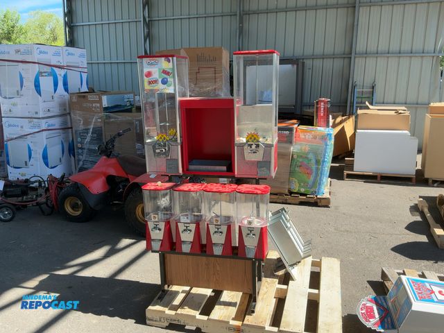 Lot 2-76288 - Bulk vending machine with 6 vendors and slot machine