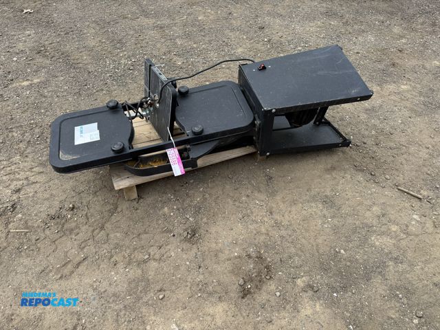 Lot 2-25586 - 14'' WOOD CUTTING BANDSAW. WORKS BUT HAS BROKEN TABLE WILL NEED REPAIRED.